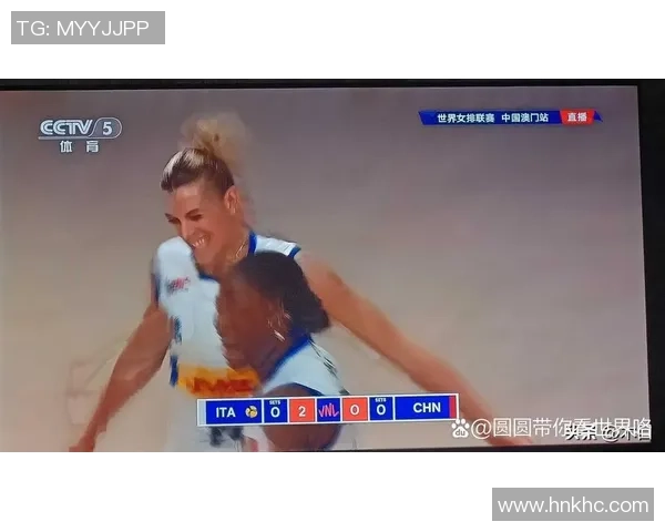 足球明星意外捡起手机引发热议网友纷纷猜测背后故事 足球明星意外捡起手机引发热议网友纷纷猜测背后故事